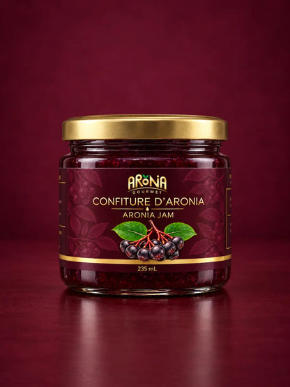 Un pot en verre daronia gourmet confiture de baies daronia 235 ml avec couvercle doré et étiquette bordeaux