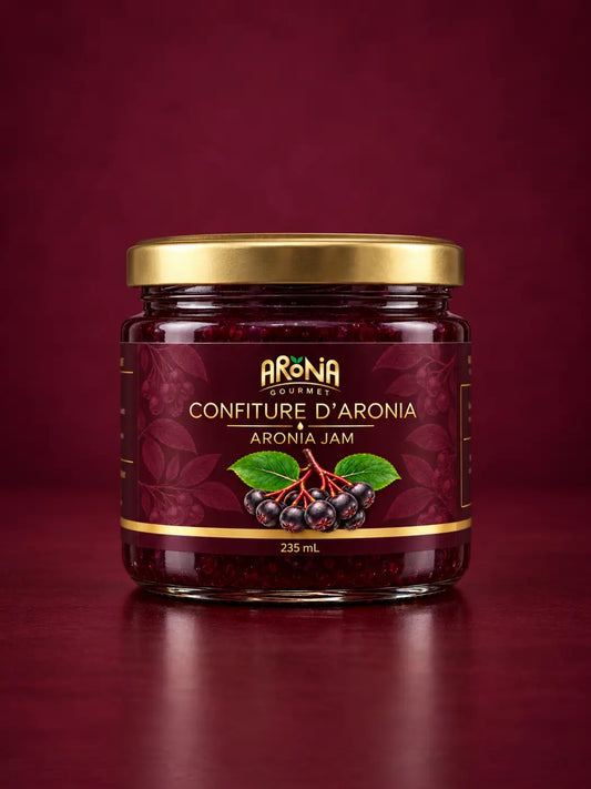 Un pot en verre daronia gourmet confiture de baies daronia 235 ml avec couvercle doré et étiquette bordeaux