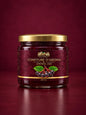 Un pot en verre daronia gourmet confiture de baies daronia 235 ml avec couvercle doré et étiquette bordeaux