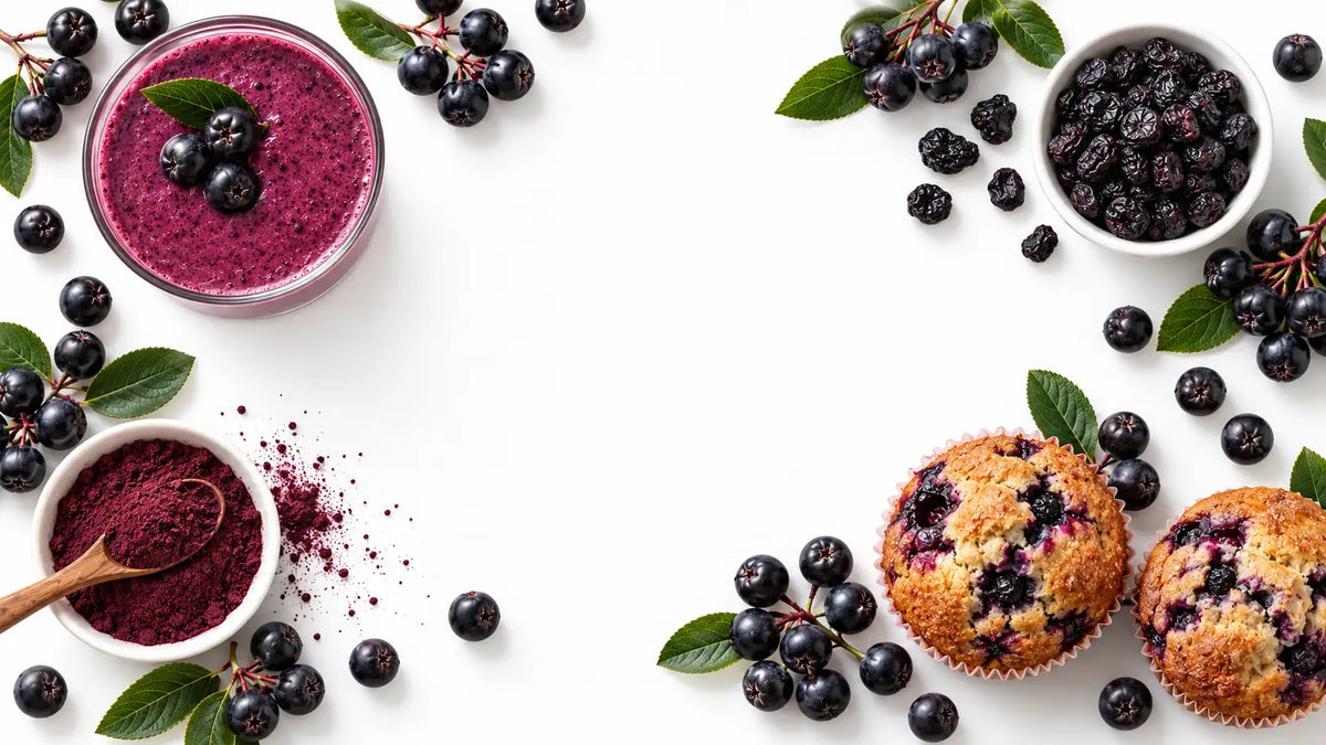 Un smoothie de myrtille violet éclatant dans un verre transparent, garni de myrtilles fraîches et de feuilles vertes.