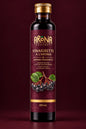Bouteille en verre foncé avec bouchon doré et étiquette bordeaux illustrant des baies d’aronia vinaigrette gourmet